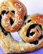 Булочки в форме сердечек с корицей и джемом