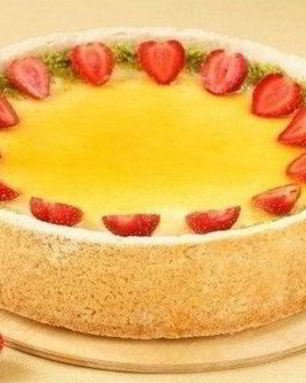 Чизкейк с абрикосовым джемом, фисташками и клубникой