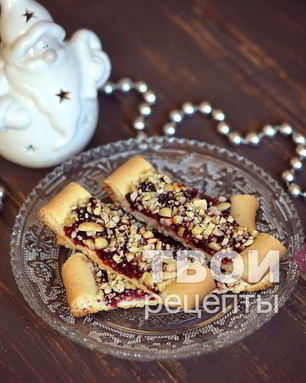 Песочные полоски с джемом и орехами