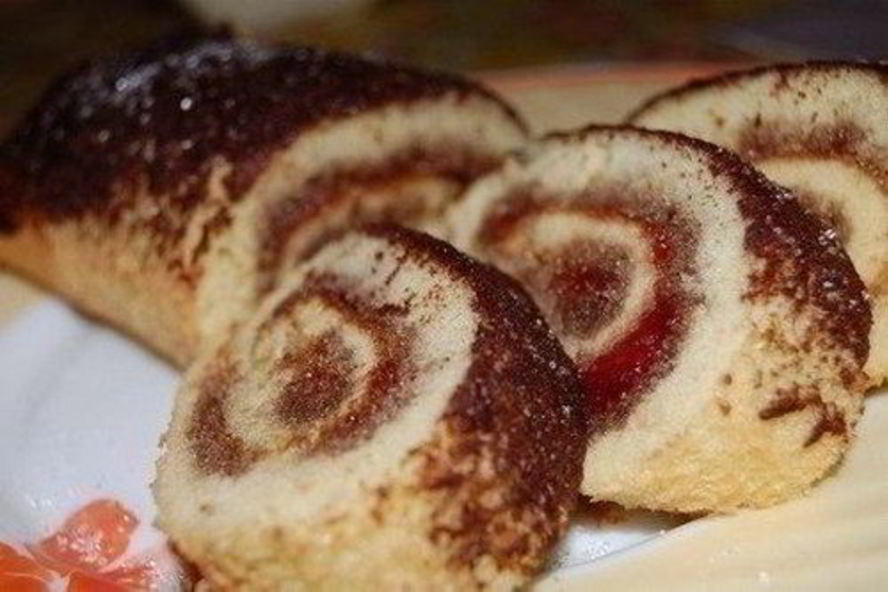 Рецепт рулета с джемом к чаю за 15 минут