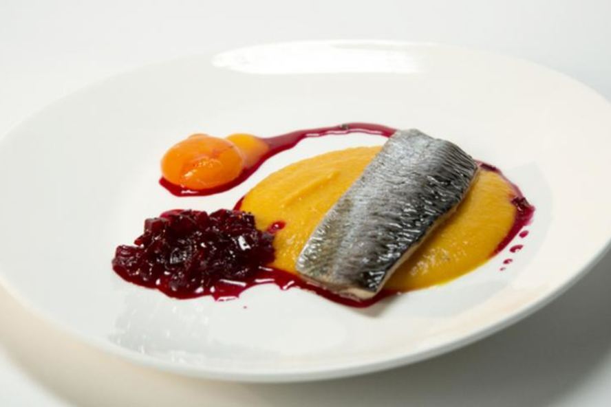 Рецепт сельди конфи с пармантье и свекольным джемом
