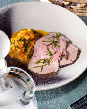 Свинина в луковой шелухе c морковным пюре и луковым джемом