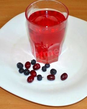 Компот из кизила и черной смородины