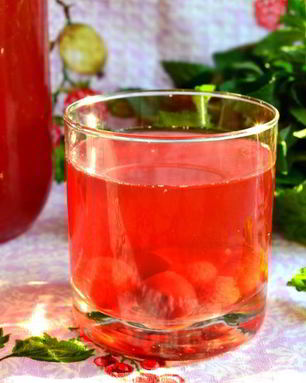 Компот из клубники и черешни с мятой