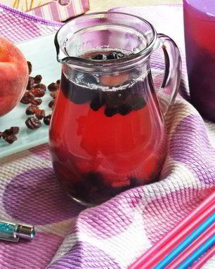 Компот из ревеня, черноплодки и изюма