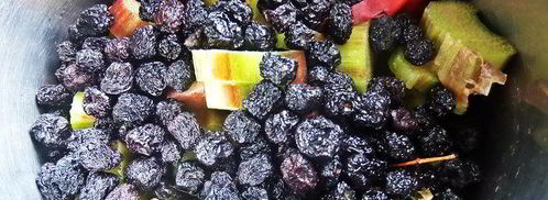 компот из ревеня, черноплодки и изюма. Шаг 6