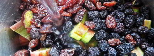 компот из ревеня, черноплодки и изюма. Шаг 8