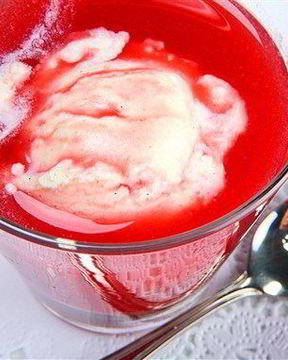 Компот из слив, малины и красного вина с ванильными взбитыми сливками