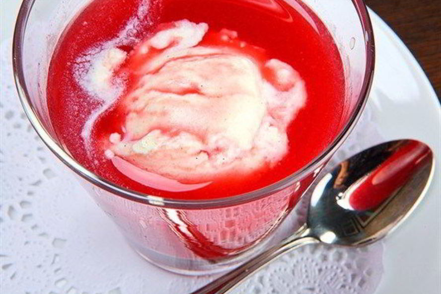 Рецепт компота из слив, малины и красного вина с ванильными взбитыми сливками