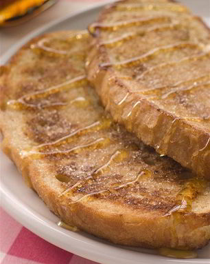 Сладкие французские тосты с теплым персиковым компотом и кленовым сиропом