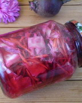 Быстрая маринованная капуста со свеклой