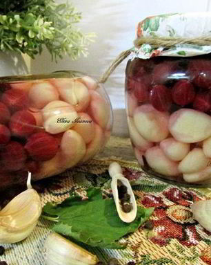 Чеснок, маринованный с крыжовником