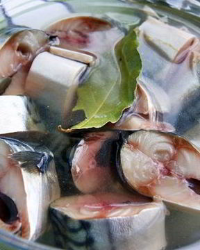 Быстрая скумбрия пряного посола по-домашнему