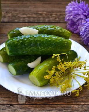Малосольные огурцы с чесноком и укропом