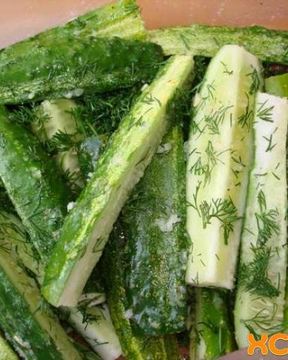 Малосольные огурцы засоленные в пакете