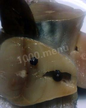 Соленая скумбрия пряного посола с душистым перцем