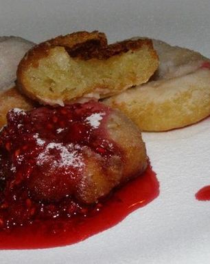 Пончики бюни с малиновым вареньем