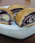 Рулет из творожного теста с вареньем