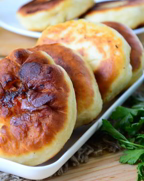 Беляши с помидорами и сыром