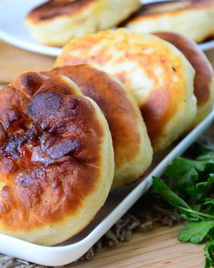 Беляши с помидорами и сыром