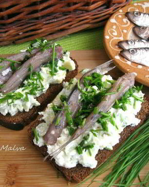 Брускетта Гуакамоле с килькой на бородинском хлебе