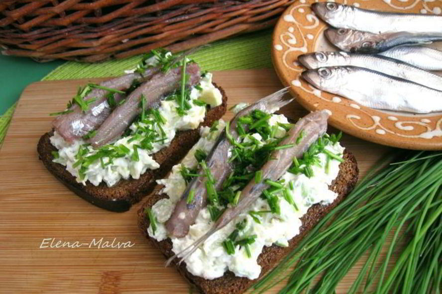 Рецепт брускетты гуакамоле с килькой на бородинском хлебе