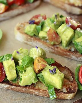 Брускетта с авокадо