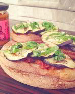 Брускетта с баклажанами, мятой и топпингом