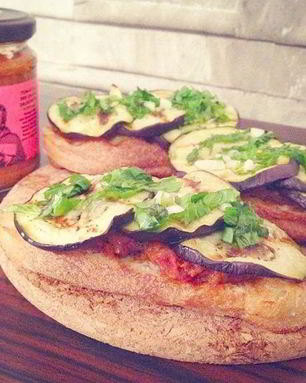 Брускетта с баклажанами, мятой и топпингом