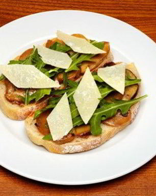 Брускетта с белыми грибами и рукколой