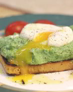 Брускетта с фасолью и яйцом пашот