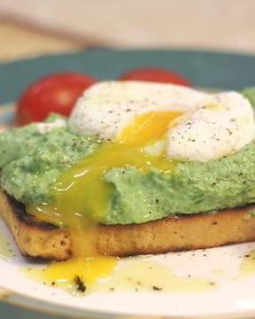 Брускетта с фасолью и яйцом пашот