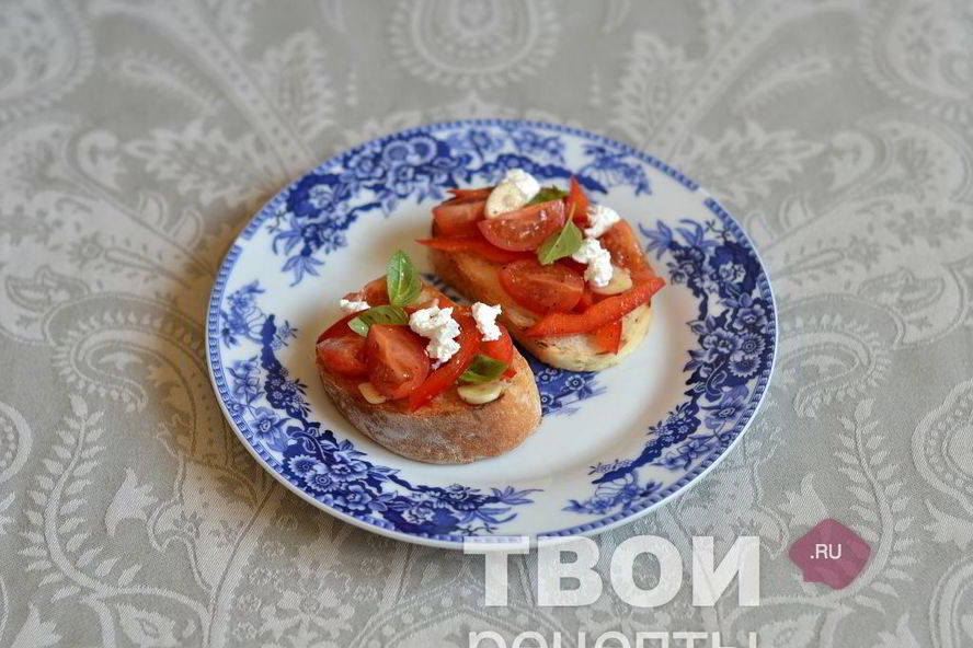 Рецепт брускетты с фетой, базиликом и овощами