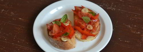 брускетта с фетой, базиликом и овощами. Шаг 6