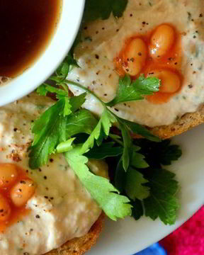 Брускетта с горбушей и фасолью