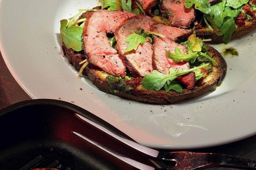 Рецепт брускетты с говядиной, томатами и песто