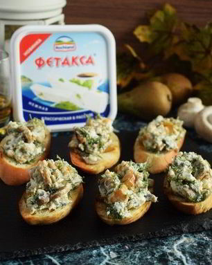 Брускетта с грибами и грушей