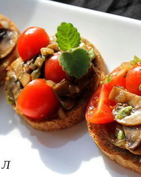 Брускетта с грибами и свежими помидорами