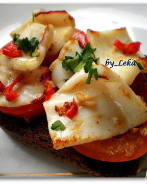 Брускетта с кальмарами и чили