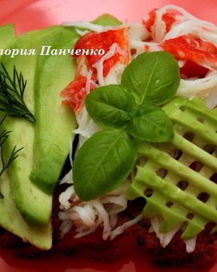 Брускетта с крабом и авокадо