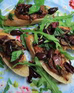 Брускетта с красной фасолью и сладким перцем