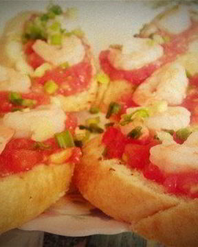 Брускетта с креветками и авокадо