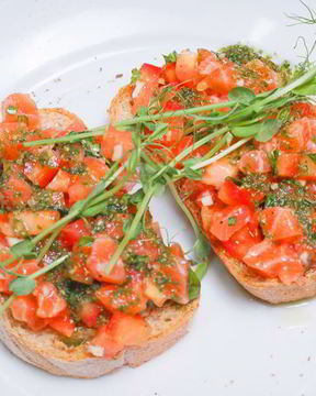 Брускетта с лососем и томатами