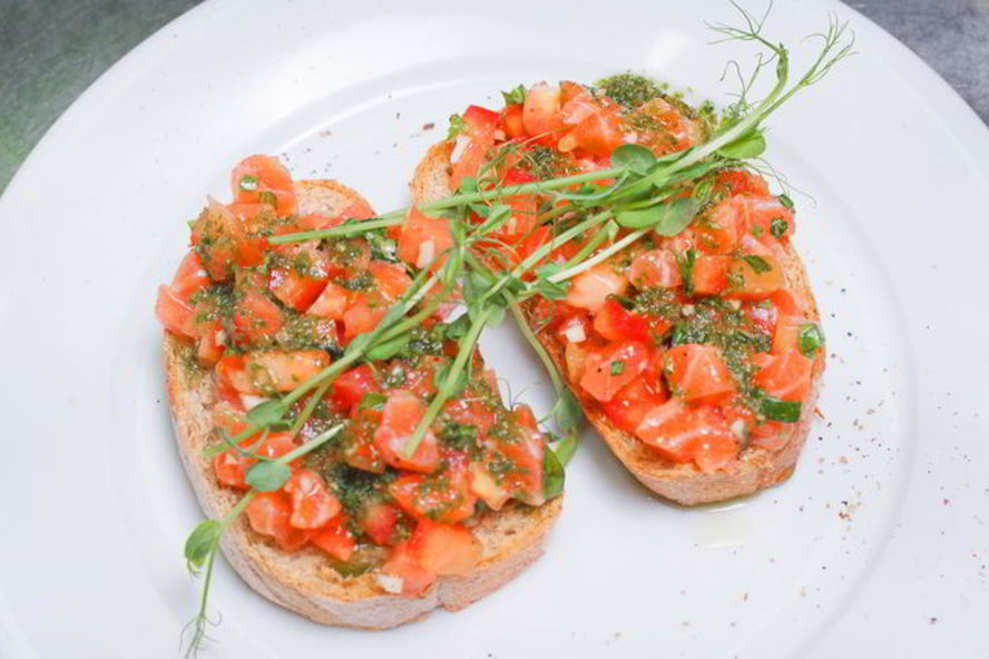 Рецепт брускетты с лососем и томатами