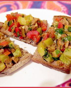 Брускетта с мясом и овощами