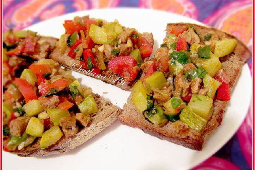Рецепт брускетты с мясом и овощами