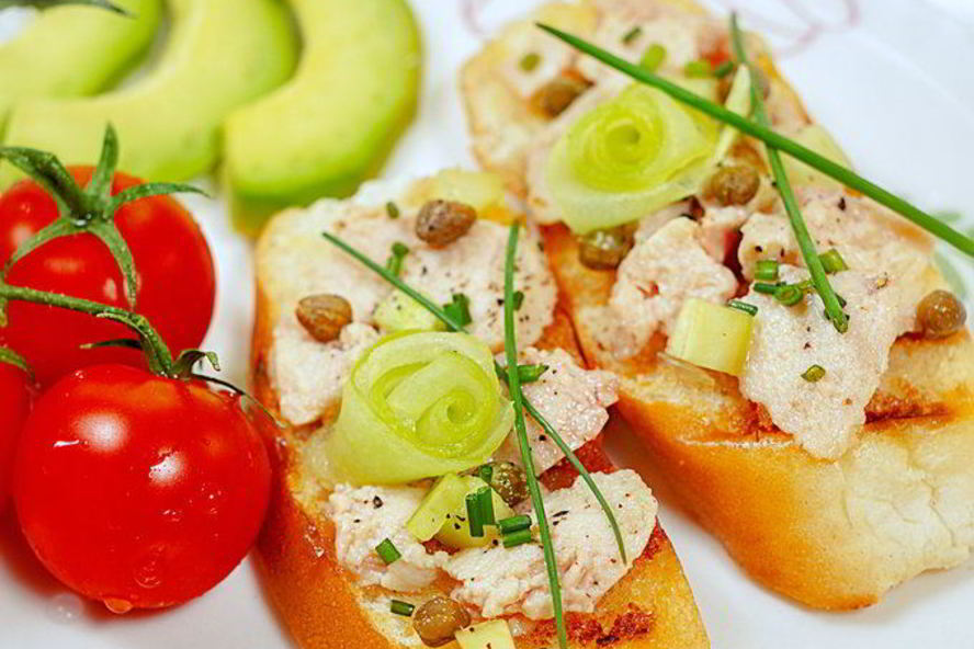 Рецепт брускетты с печенью трески