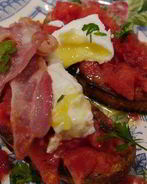Брускетта с помидорами, беконом и яйцом пашот
