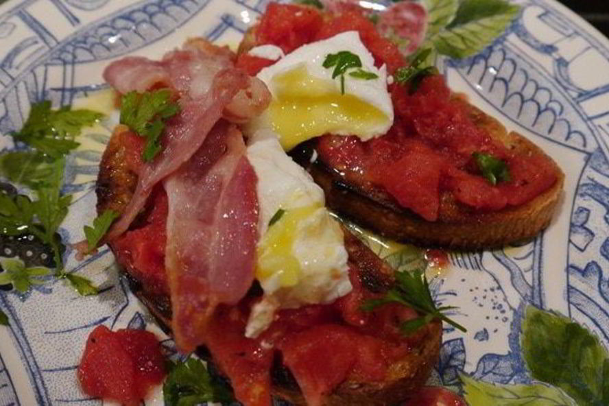 Рецепт брускетты с помидорами, беконом и яйцом пашот