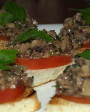 Брускетта с помидорами, шампиньонами и луком